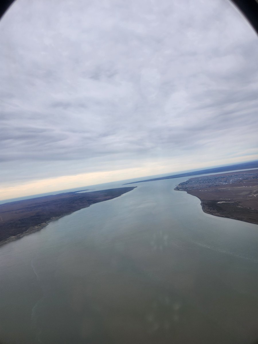 Desde el aire, la 'ría' de #Gallegos llega hasta el #MarArgentino. Con el equipo de @defnoticias recorrimos apenas unos pocos metros de los 300 km de longitud. Nos llamaron la atención unos flamencos que, a diferencia nuestra, no sufrían el viento.  Aún así, ¡hermosa caminata!