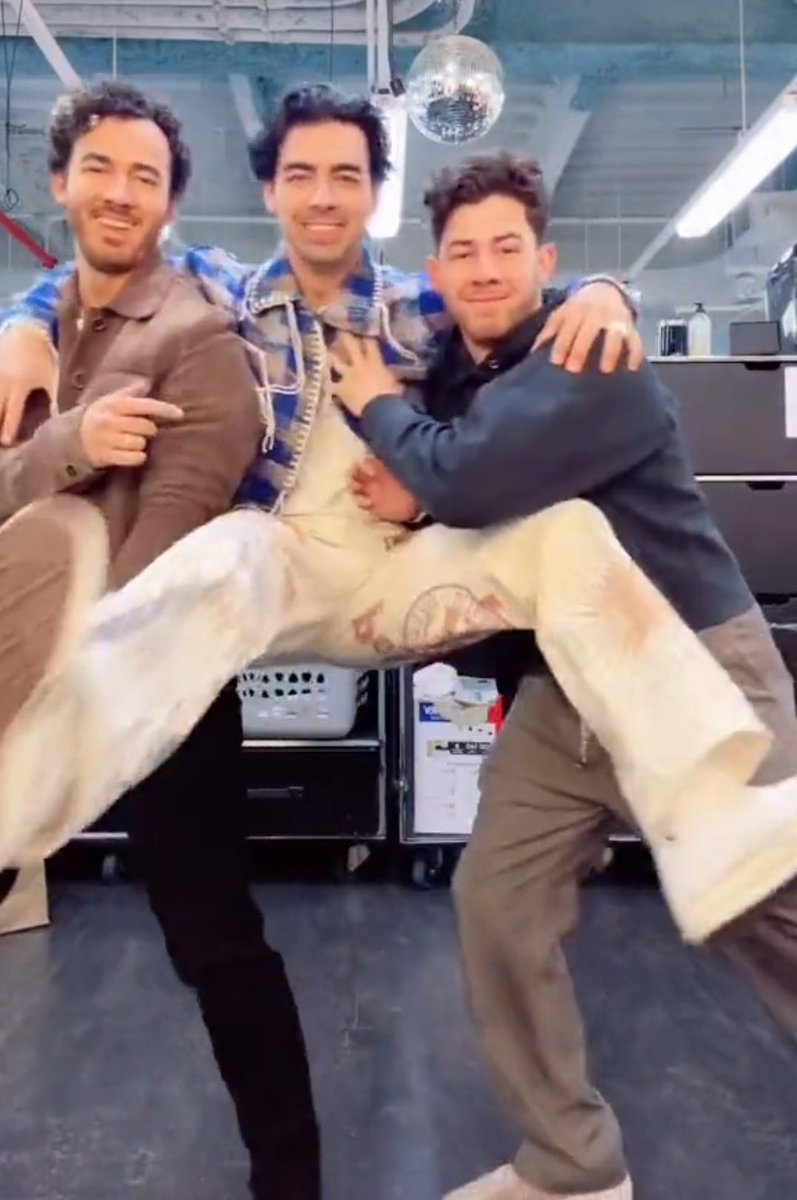 strawbsxjonas's tweet photo. No I am not okay at all. @jonasbrothers https://t.co/ZPxCcdYf6M