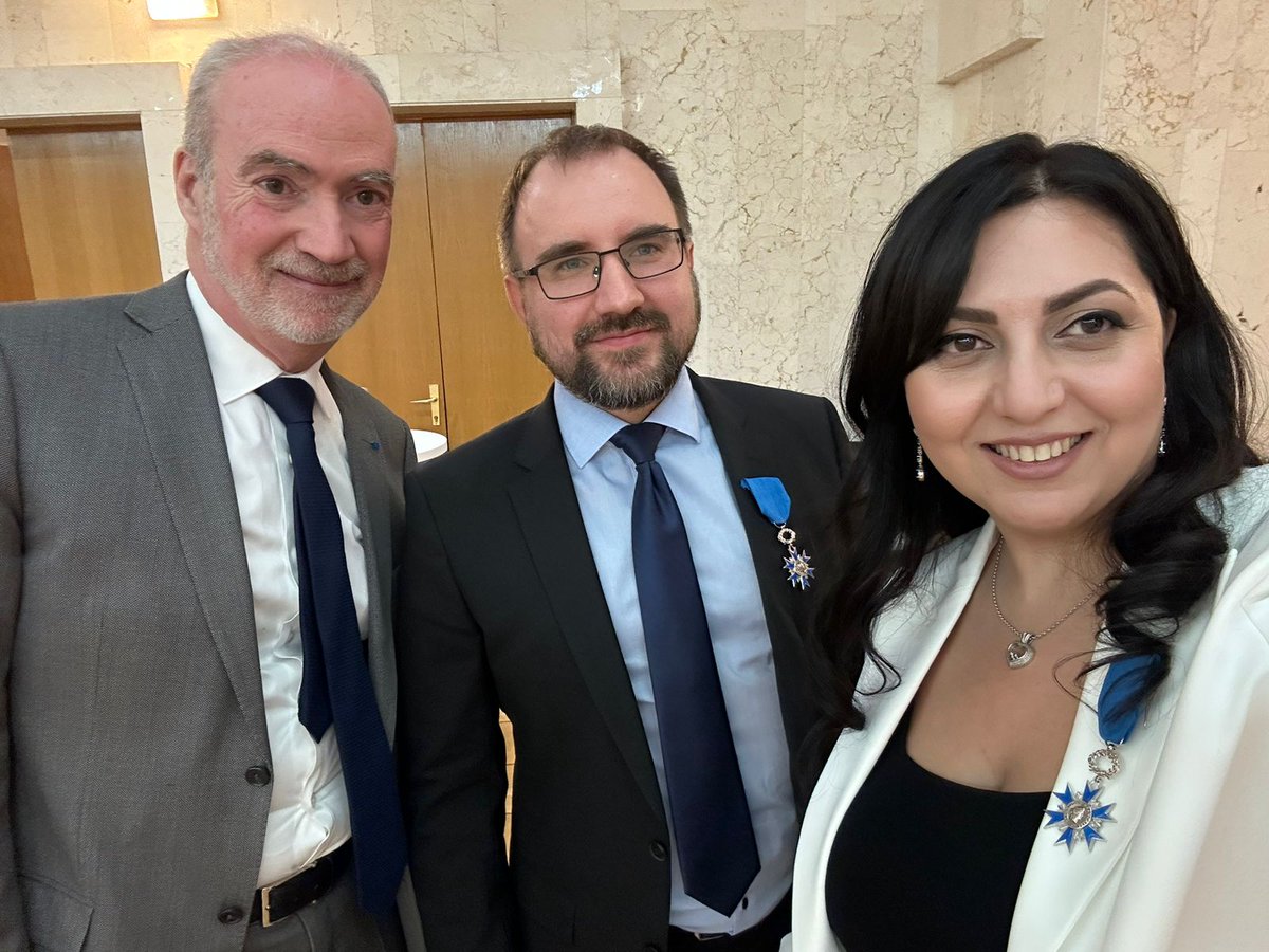 EdePoncins's tweet photo. Très heureux et fier de remettre au  nom du Pr @EmmanuelMacron à  @_Akopyan_Meri et S. Gontcharov l’Ordre National du Mérite 🎖 en reconnaissance de leur engagement de long terme en faveur de la relation 🇫🇷🇺🇦. Bravo aux deux récipiendaires. 👏👏 https://t.co/U8FpKmX5iR