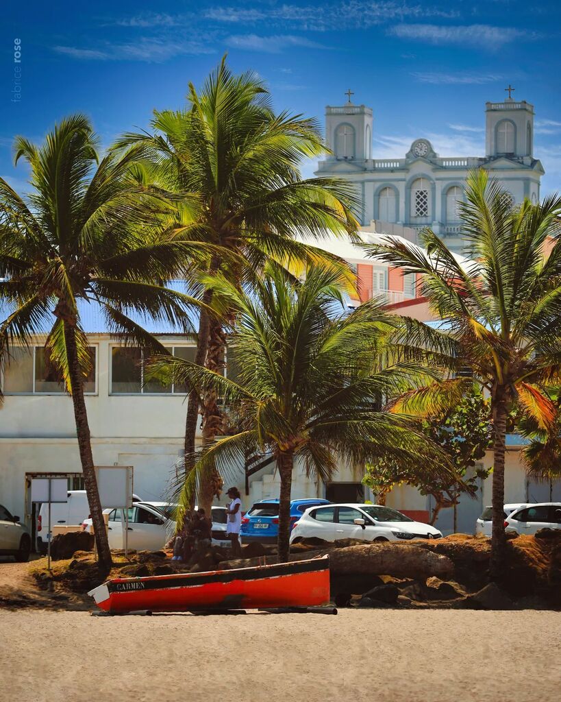 Certains la reconnaîtront du premier coup d'œil, grâce à son église.... Les samaritains vous êtes là ☝️ ?

#saintemarie #martinique #ig_martinique #madinina #martiniquetourisme #canot #marinpecheur #cityscapelovers #caribbeanlifestyle #canon #canonfrance… instagr.am/p/CpyJio2Mck2/