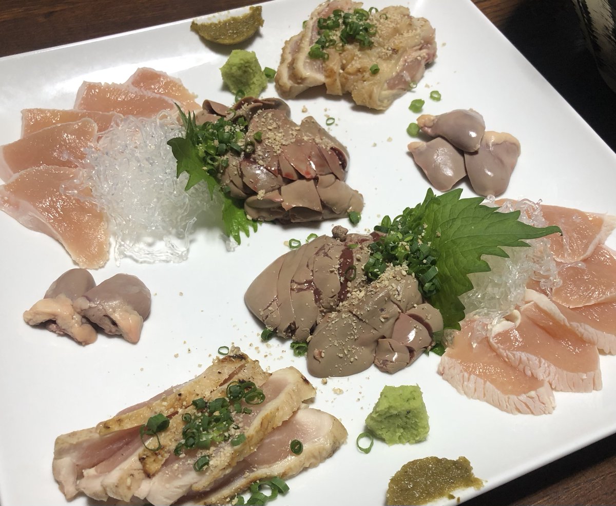 鶏の刺身😋😋😋
博多水炊きの鶏料理屋さん🐔
水炊きも刺身も美味しかった😆
＃鶏刺し ＃鳥刺し
＃博多水炊き

🌈フォロワー募集🌈
いいね👍RT&amp;フォローお願いします🙏
💯フォロバがんばってします💪✨
＃相互フォロー
＃フォロバ100