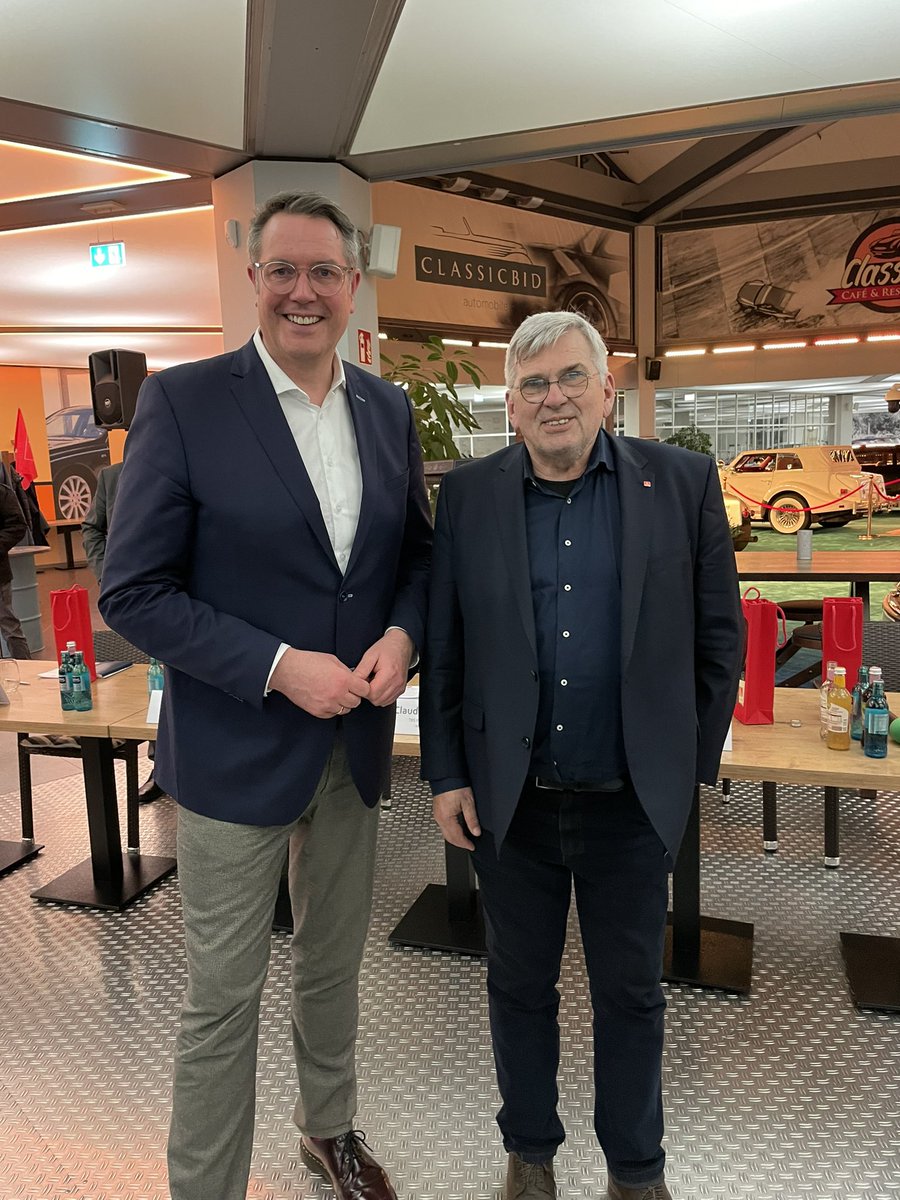 Alex_Schweitzer's tweet photo. Guter Abend in #Grolsheim. Gemeinsam mit Vorsitzenden der @IGMetall, Jörg Hofmann, Vertreterinnen+Vertretern von Geschäftsleitungen und Betriebsräten der #Automobil -Branche über #Industrie, #Energie, #Transformation debattiert. Viel Lob für unsere #Transformationsagentur. #RLP https://t.co/1b7PkO0rqf