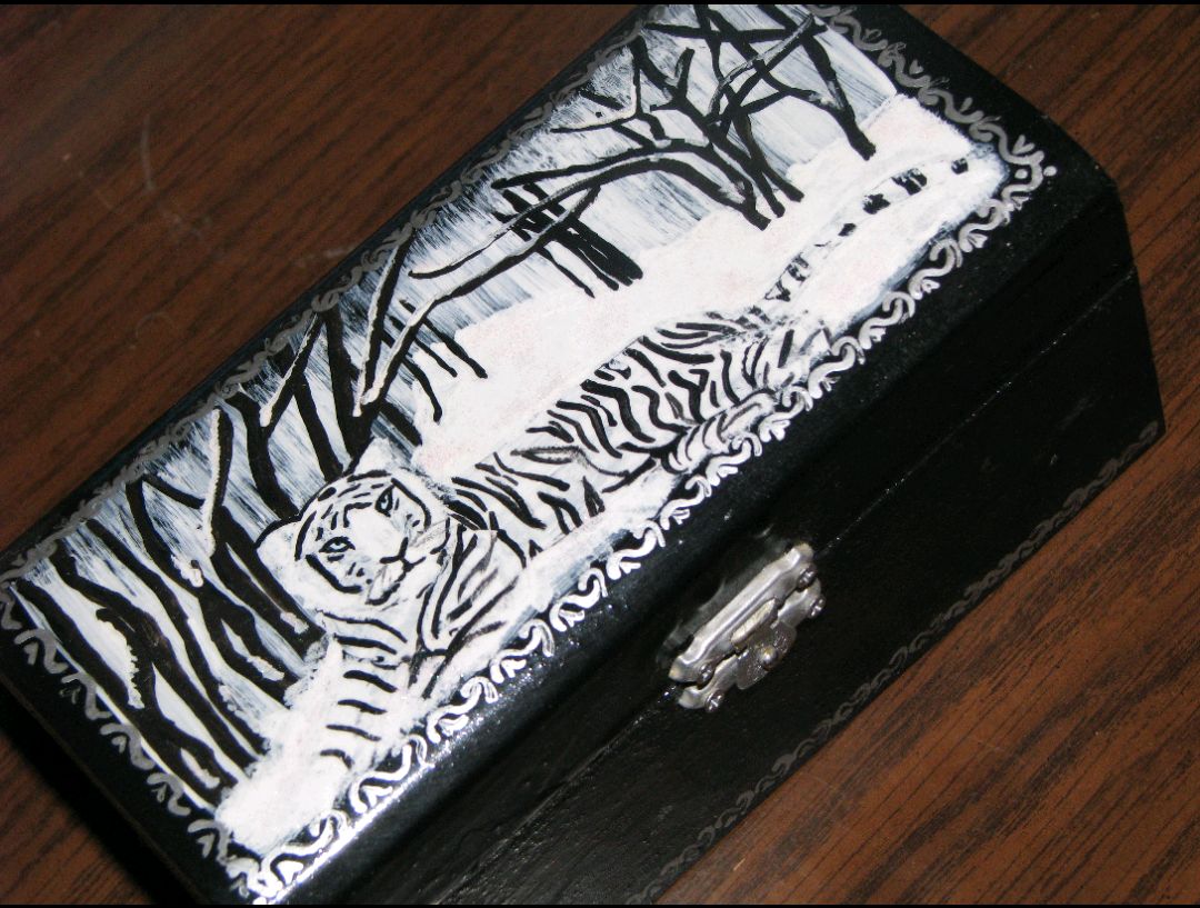 tb_cooper's tweet photo. I truly enjoy painting jewelry boxes. My favorite is #BlackLacquer like the white tiger one. And as I stare at this new box in front of me, I'm so EXCITED to bring to light what I'm envisioning. https://t.co/9SrYGTCWIl