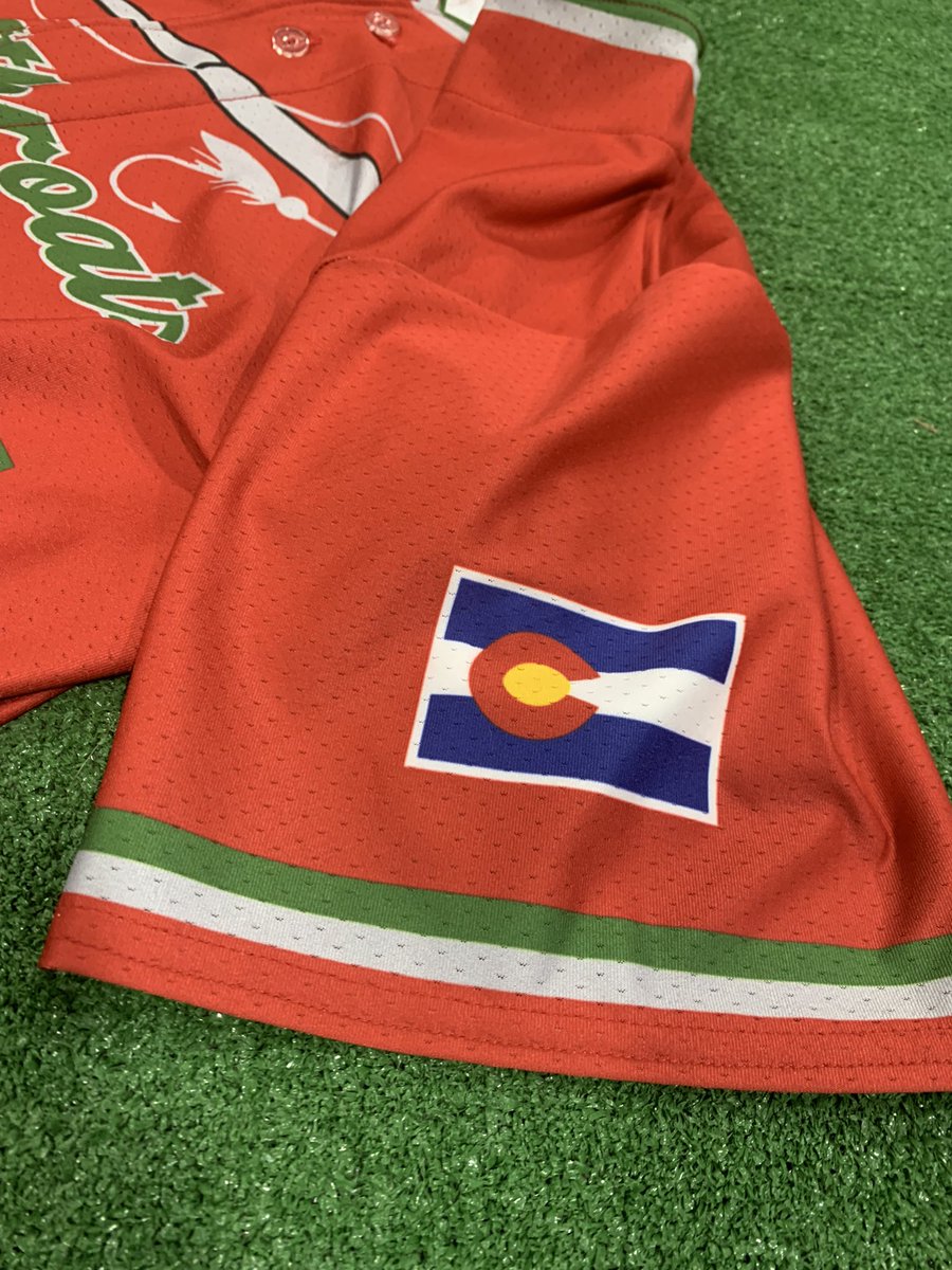 🚨 Cutthroats 2023 jersey and hat reveal, designed by local seamhead @harding_at_mlb… alternate red unis feature new wordmark/logo, Colorado state flag, and two stripes on collar/sleeve honoring team’s titles in ‘21 and ‘22 #GoCutthroats