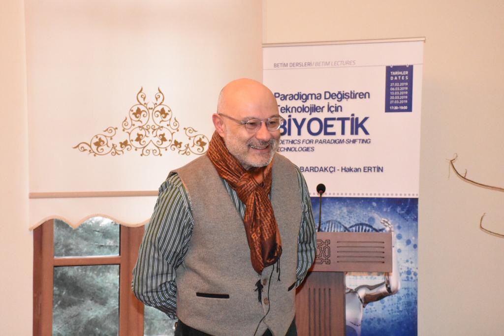 besikcizade's tweet photo. 2 sene önce bugün kaybettik Hakan Hocamızı. Hakan Ertin, akademide eşine az rastlanır incelikte ve bilgelikte, çok özel bir insandı. Hocamızı rahmet, minnet ve özlemle anıyoruz. #hakanertin https://t.co/EVaCdXj96S