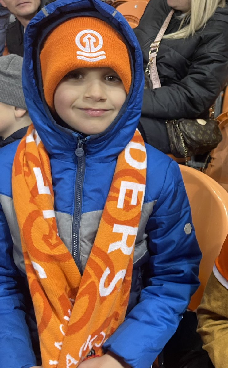 6Billie's tweet photo. @_leeogden This lad came 😂 new mascot https://t.co/xSTdeIVTmI