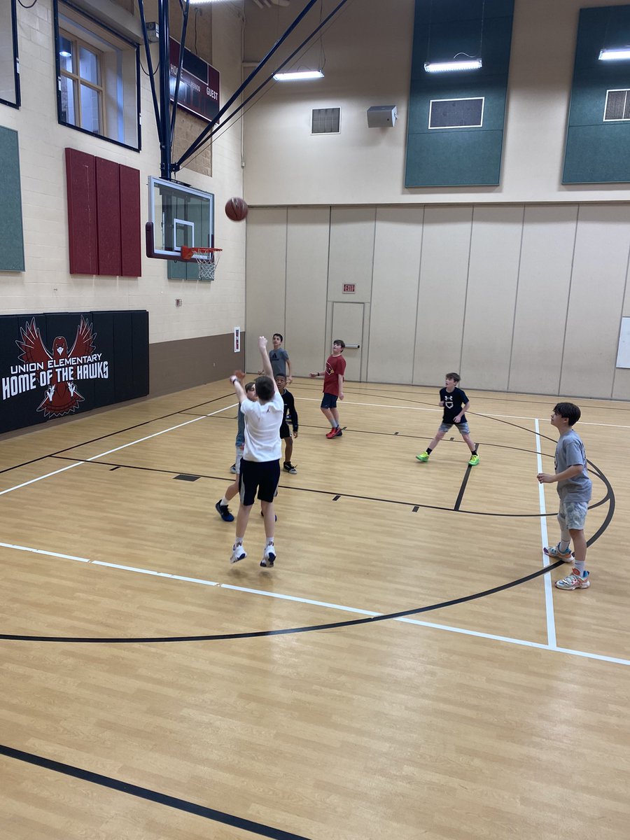jofeldy's tweet photo. @LakotaUnion 6th Grade Boys Red team getting ready for the tournament! @Lakota_MM @asfeldy @eastsidehoops https://t.co/vPNG6MQxaD
