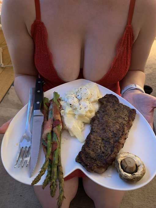 Happy steak and blowjob day! Any takers? 😉😉 https://t.co/IMXrER7S0L<a href="/tag/clip"class="tags"><span>#clip</span></a>