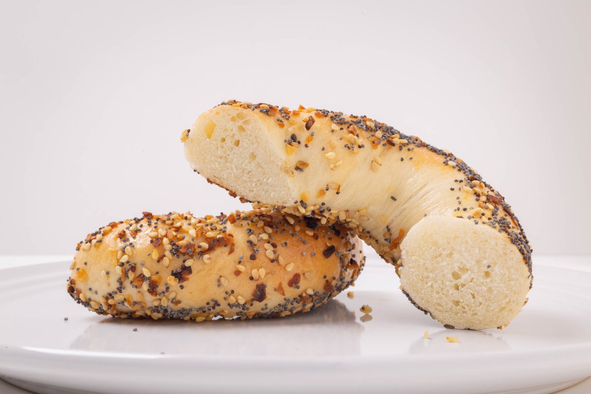 bagel_atsume's tweet photo. 【ベーグル図鑑】
エブリシング
BAGEL SHOP Le bage|東京|スパイス・ハーブ
ゴマ・ポピーシード・ニンニク・オニオン・岩塩とその名の如くEVERYTHING(いろいろ)なエブリシングベーグル🥯
#ベーグルあつめ
#ルベーグ
#lebage
#エブリシングベーグル
#Haveanicebagel
#NoBagelNoLife
@lebage https://t.co/V29KR15Jh5