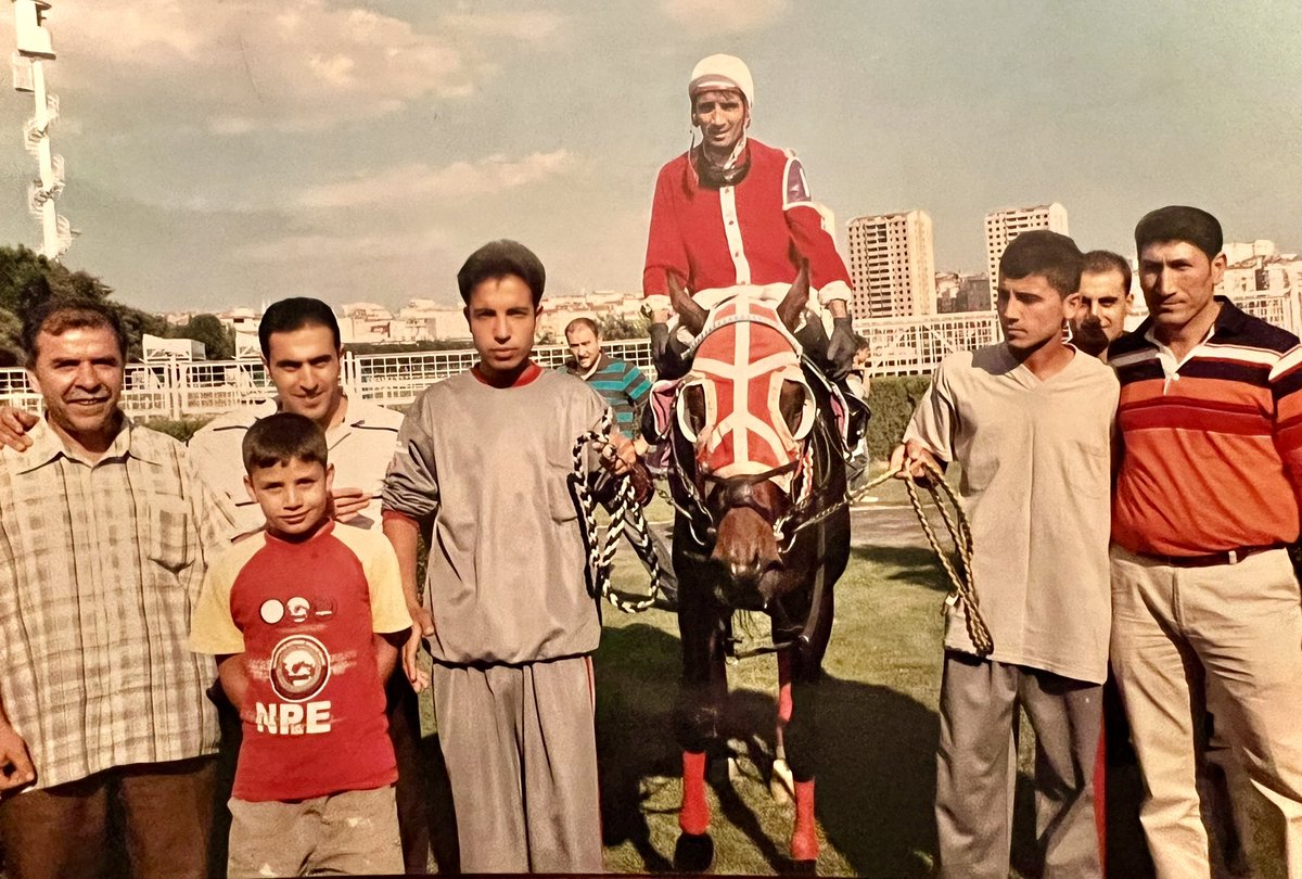 GiderEkurisi's tweet photo. Yıl 2008; Selim Kaya mucize atlarımızdan Granikos’la 2200 metrede 63 kg’la kazanmış. En sağda ekürimizin antrenörü Mehmet Demir, atı tutan kardeşlerim Ömer ve Bekir Türe, solunda İsmail, en solda 45 yıllık yoldaşımız Şenol Gürbüz abimiz ve arkadaki yeşilli canımız Özgür Ören… https://t.co/Pc301wvuyu