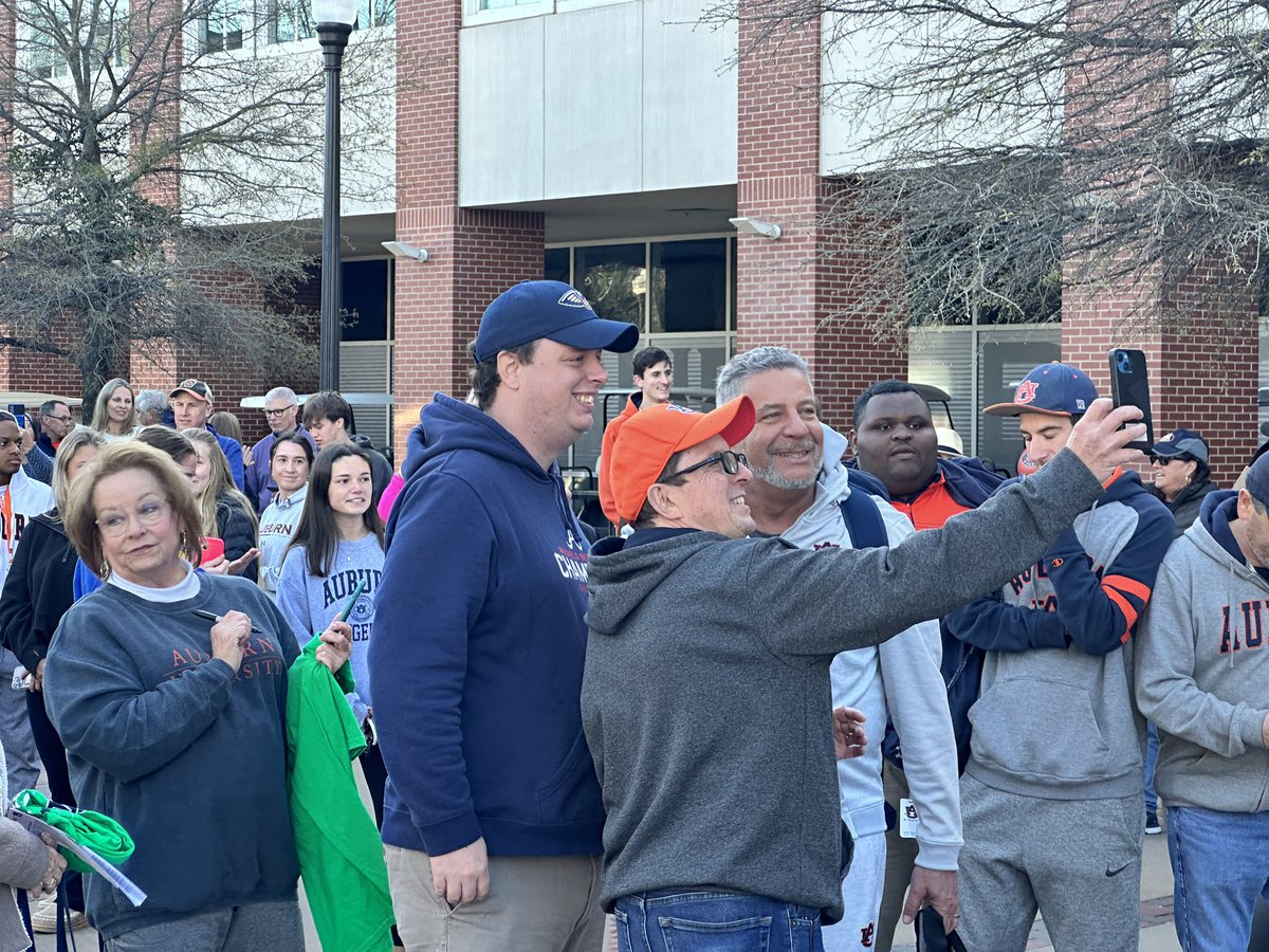 JFergusonAU's tweet photo. Auburn HC Bruce Pearl had to have just broken a record for most selfies taken with fans at a Reverse Tiger Walk

took him nearly 10 minutes just to walk 40 feet to the bus https://t.co/DnXzUSas7l
