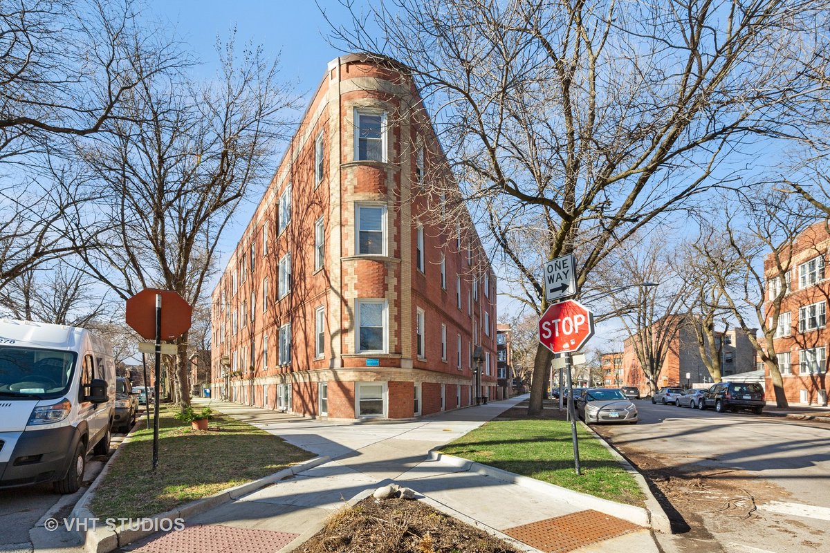 AnneRossley's tweet photo. Check out my newest listing in #Chicago! Tell me what you think!  #realestate https://t.co/0IQzyiw131 https://t.co/vJXHcF3PMY