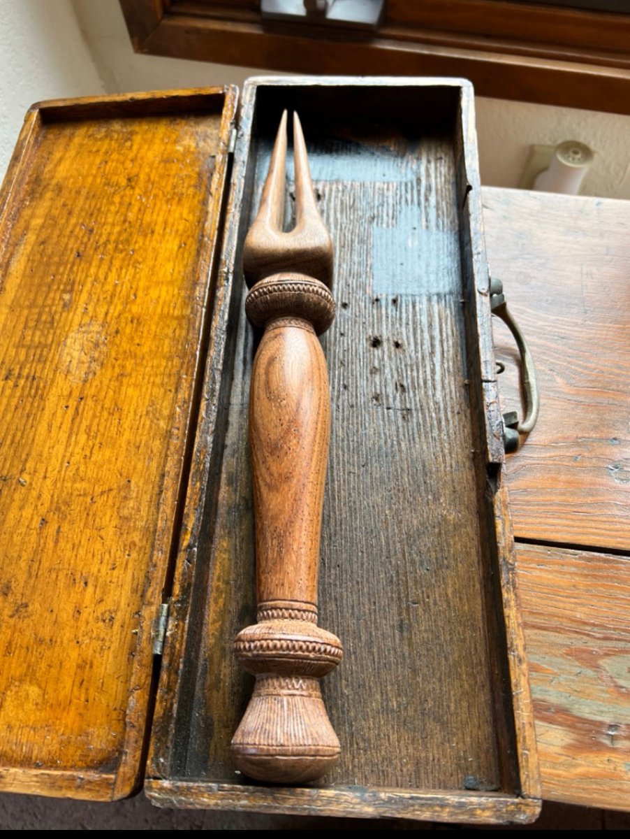 HaydenEliz's tweet photo. What is this???? I must know. Seen on an online auction https://t.co/agAiE2kJK7