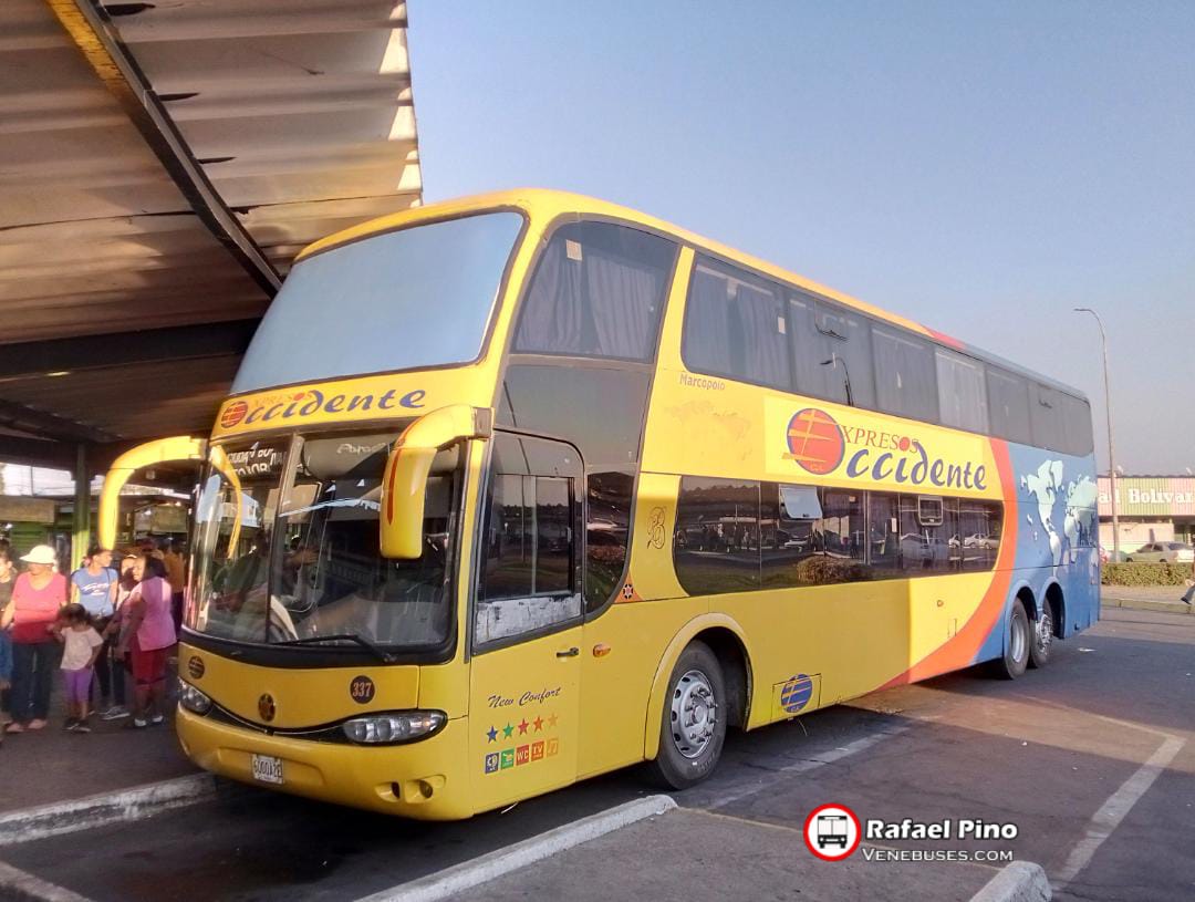 Expresos Occidente cuenta con una nueva unidad afiliada, esta vez proveniente de la flota de la desaparecida Expresos Barinas. En foto de Luis Pino, podemos apreciar este Paradiso G6 1800DD Volvo B12R cargando para #Valencia desde el terminal de #CiudadBolivar. 
#NovedadVenebuses