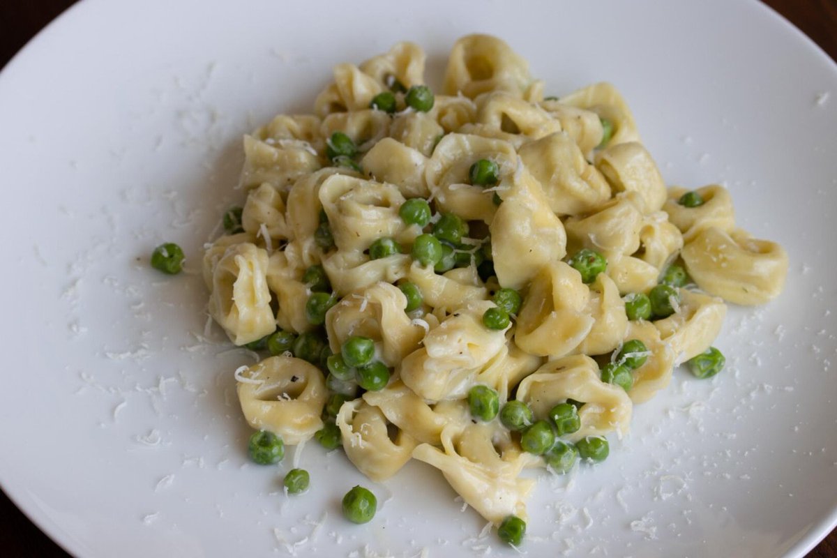 giangiskitchen's tweet image. Mascarpone Tortellini Don’t you love when a recipe is easy, takes less than 10 minutes to put together, and tastes delicious? I sure do.  And when it involves only four ingredients, it is even better.  bit.ly/3Jl70Dv #pasta #mascarpone #italianpastarecipe #giangiskitchen