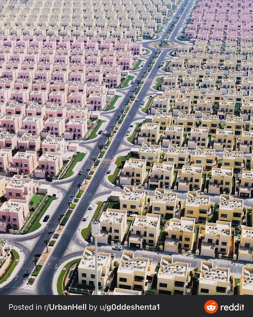 nohartman's tweet image. Suburbia, Middle East style. #sprawl #cars #roads #oil #maps #geography instagr.am/p/CpyNfPrvqHw/