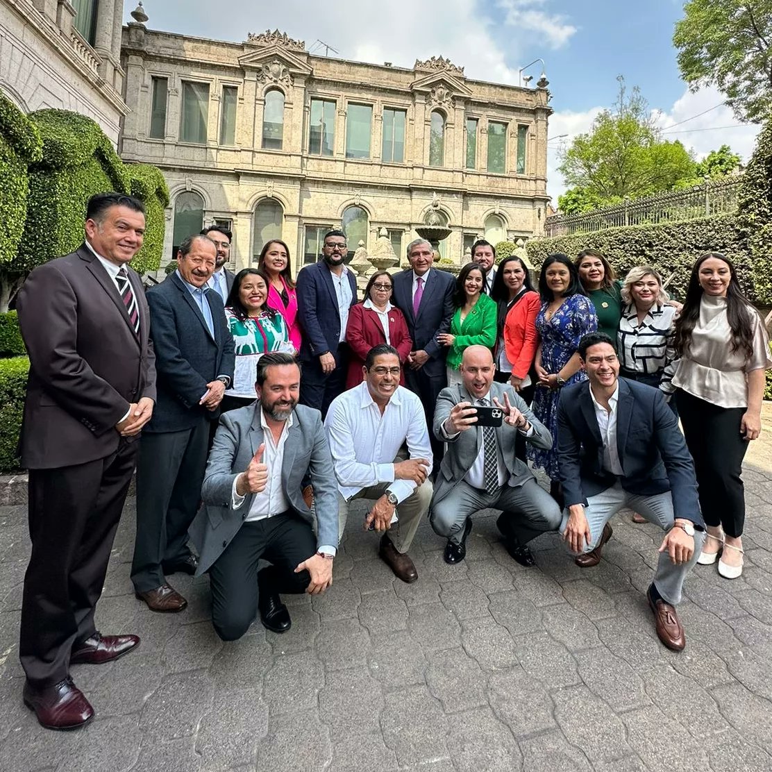 🇲🇽 Amigos, tuve el honor de estar presente con mis compañeros Diputados de la XXIV Legislatura, con @adan_augusto, Secretario de Gobernación, con el objetivo de beneficiar a nuestro estado bajacaliforniano con programas que el Gobierno de México ofrece 🇲🇽
#EstamosParaServir