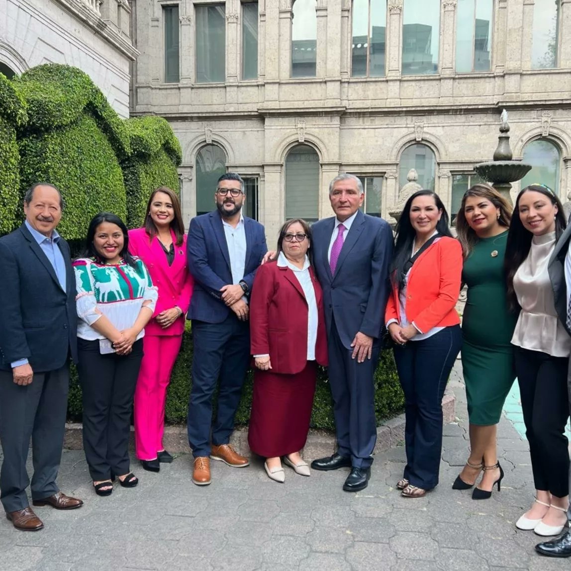gloria_miramon's tweet photo. 🇲🇽 Amigos, tuve el honor de estar presente con mis compañeros Diputados de la XXIV Legislatura, con @adan_augusto, Secretario de Gobernación, con el objetivo de beneficiar a nuestro estado bajacaliforniano con programas que el Gobierno de México ofrece 🇲🇽
#EstamosParaServir https://t.co/vdhW3rsCHD