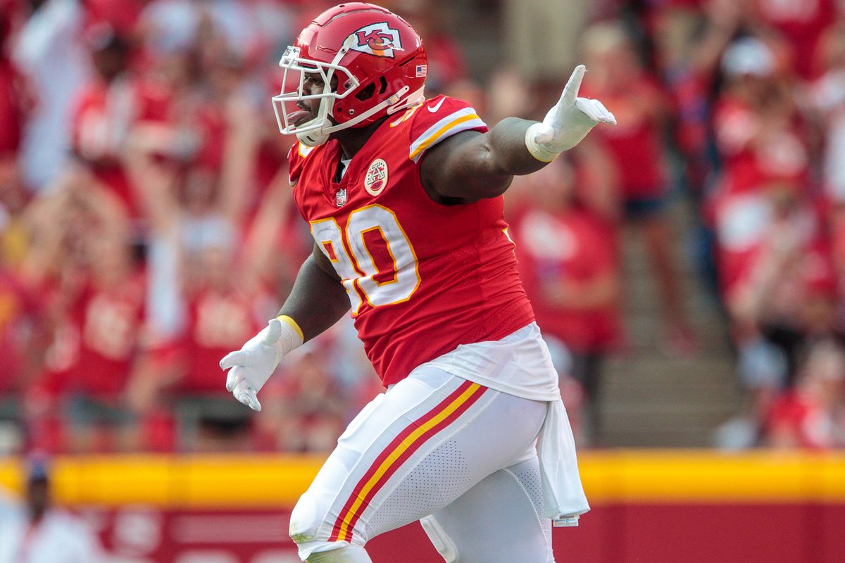 NFL_DovKleiman's tweet photo. Update: #Seahawks are signing DT Jarran Reed to a 2-year deal, per @tompelissero

He played with them before joining KC. https://t.co/r4B2STJmXZ