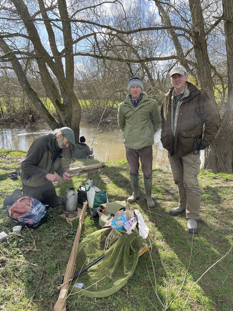 dickiestraker1's tweet photo. Another season ends…the joy of roach, gudgeon, friends &amp; curried maggots https://t.co/tjChZT8Dzk