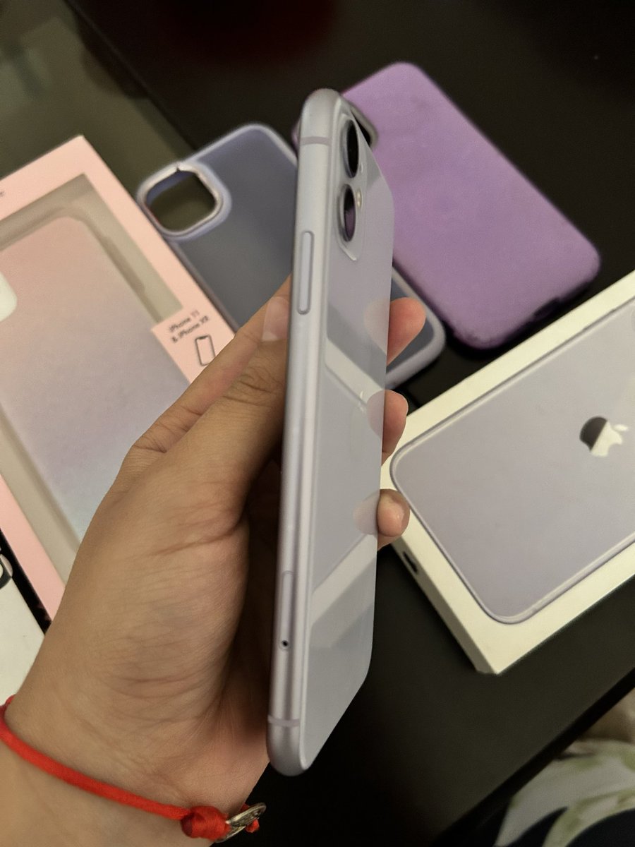 Vendo mi iPhone 11 purple de 128 gb batería 🔋 86% True Tone 💯 Face ID 🆔 💯 nada de detalles con caja Lightning y estuches 2 nuevos ₡275 mil negociable