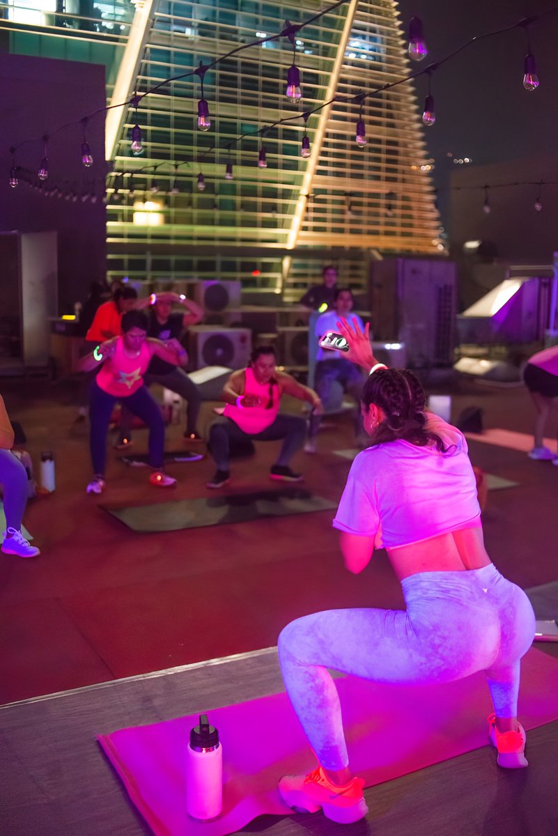 BambuCityCenter's tweet photo. Nuestro Wellness Club disfrutó una increíble noche neon en nuestro especial #WellnessNight.

En esa noche le dimos la bienvenida oficialmente a más de 30 personas que ahora ya son parte  de nuestro wellness club recibiendo su tarjeta oficial con la que tendrán muchos beneficios🤩 https://t.co/v71Spb2Son
