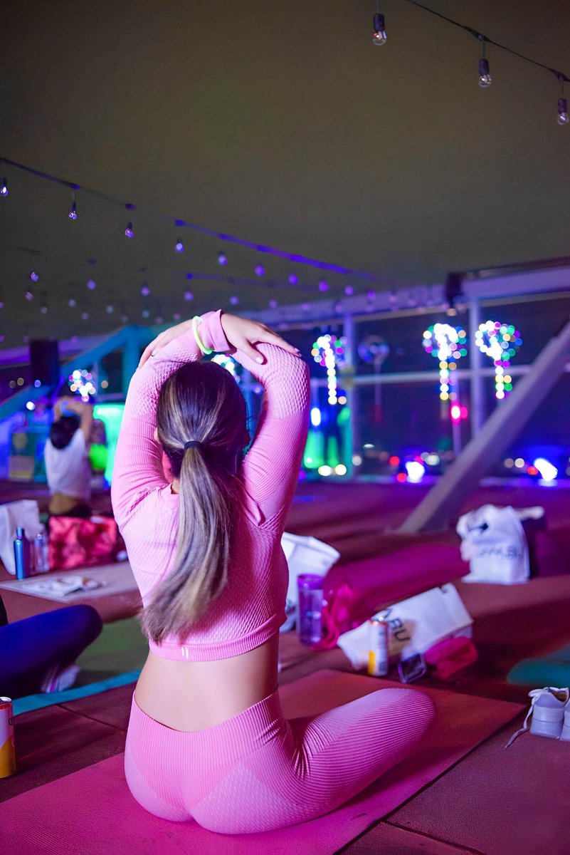 BambuCityCenter's tweet photo. Nuestro Wellness Club disfrutó una increíble noche neon en nuestro especial #WellnessNight.

En esa noche le dimos la bienvenida oficialmente a más de 30 personas que ahora ya son parte  de nuestro wellness club recibiendo su tarjeta oficial con la que tendrán muchos beneficios🤩 https://t.co/v71Spb2Son