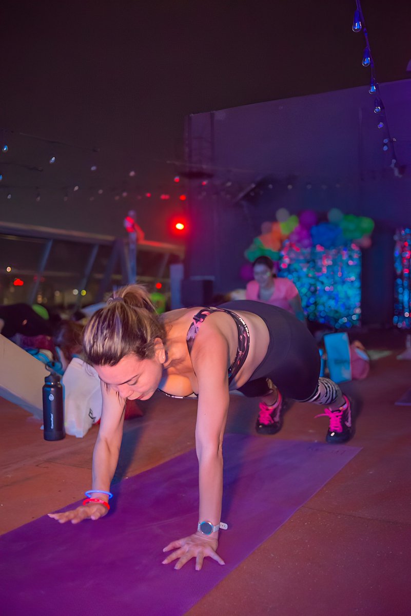 BambuCityCenter's tweet photo. Nuestro Wellness Club disfrutó una increíble noche neon en nuestro especial #WellnessNight.

En esa noche le dimos la bienvenida oficialmente a más de 30 personas que ahora ya son parte  de nuestro wellness club recibiendo su tarjeta oficial con la que tendrán muchos beneficios🤩 https://t.co/v71Spb2Son