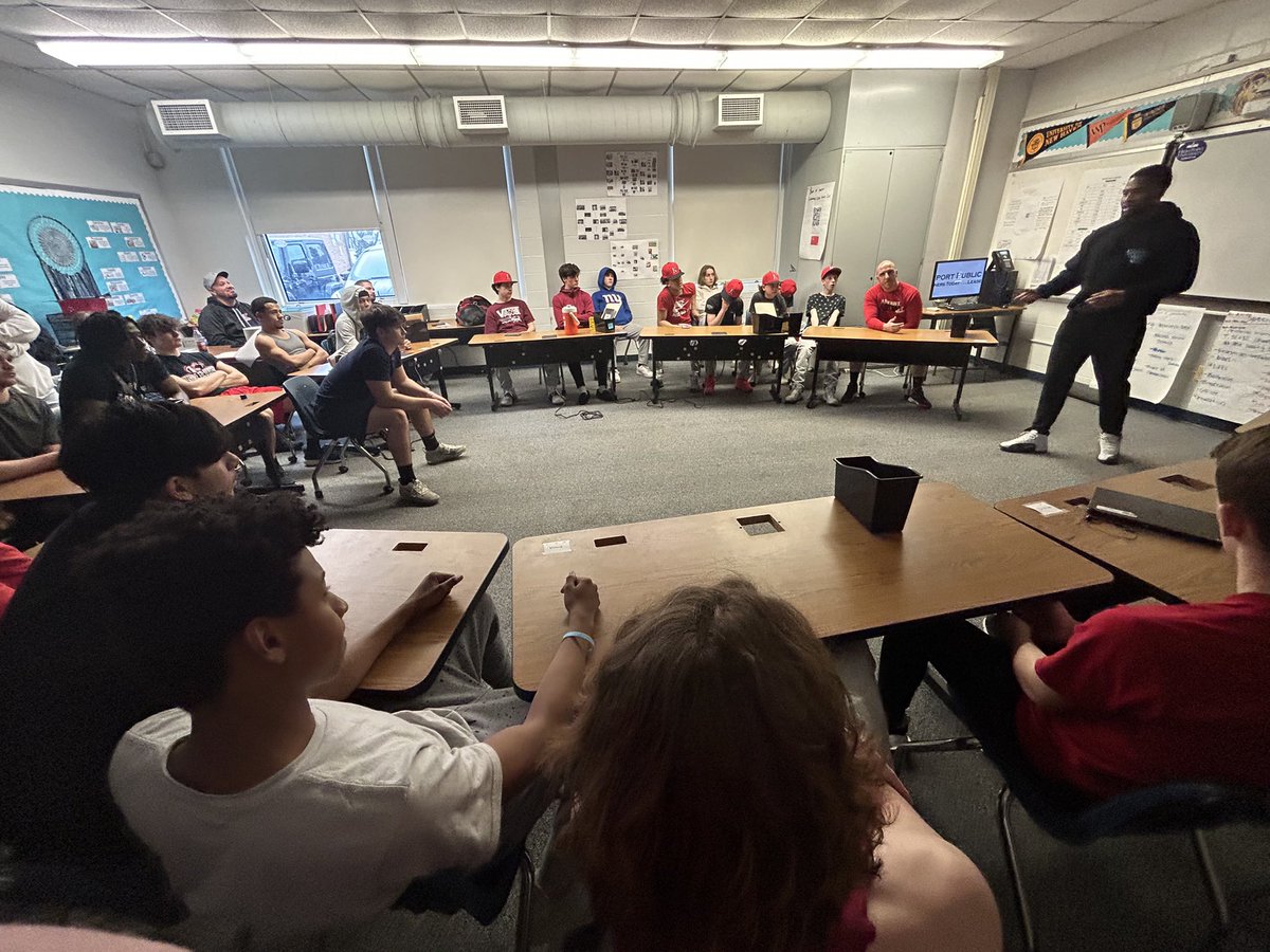 FBKeyport's tweet photo. GREAT DAY AT KEYPORT!

Very excited to have NJ native,  SEC-Alum, current NFL player @Myles_Harts stop and talk to the players at Keyport HS. 

Myles shared amazing stories and provided meaningful insight to our group. Grateful and appreciative, thank you Myles! https://t.co/zvU8ZYLnn1