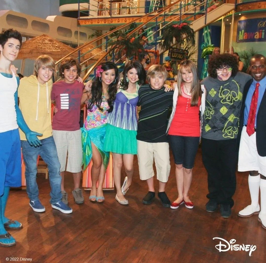 Selena with 'The Suite Life of Zac and Cody' and 'Wizards of Waverly Place' cast [2009