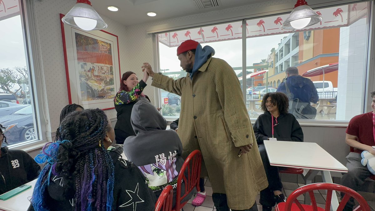 CHHS_Theatre's tweet photo. CHHS Red Army Thespians &amp; @CHHS_Graphics kicked off their LA Spring Break Trip by having lunch with Johnathan Majors! 
@Deemchamp @cedarhillisd @Cedar_Hill_HS https://t.co/vLJp8ZKMnz