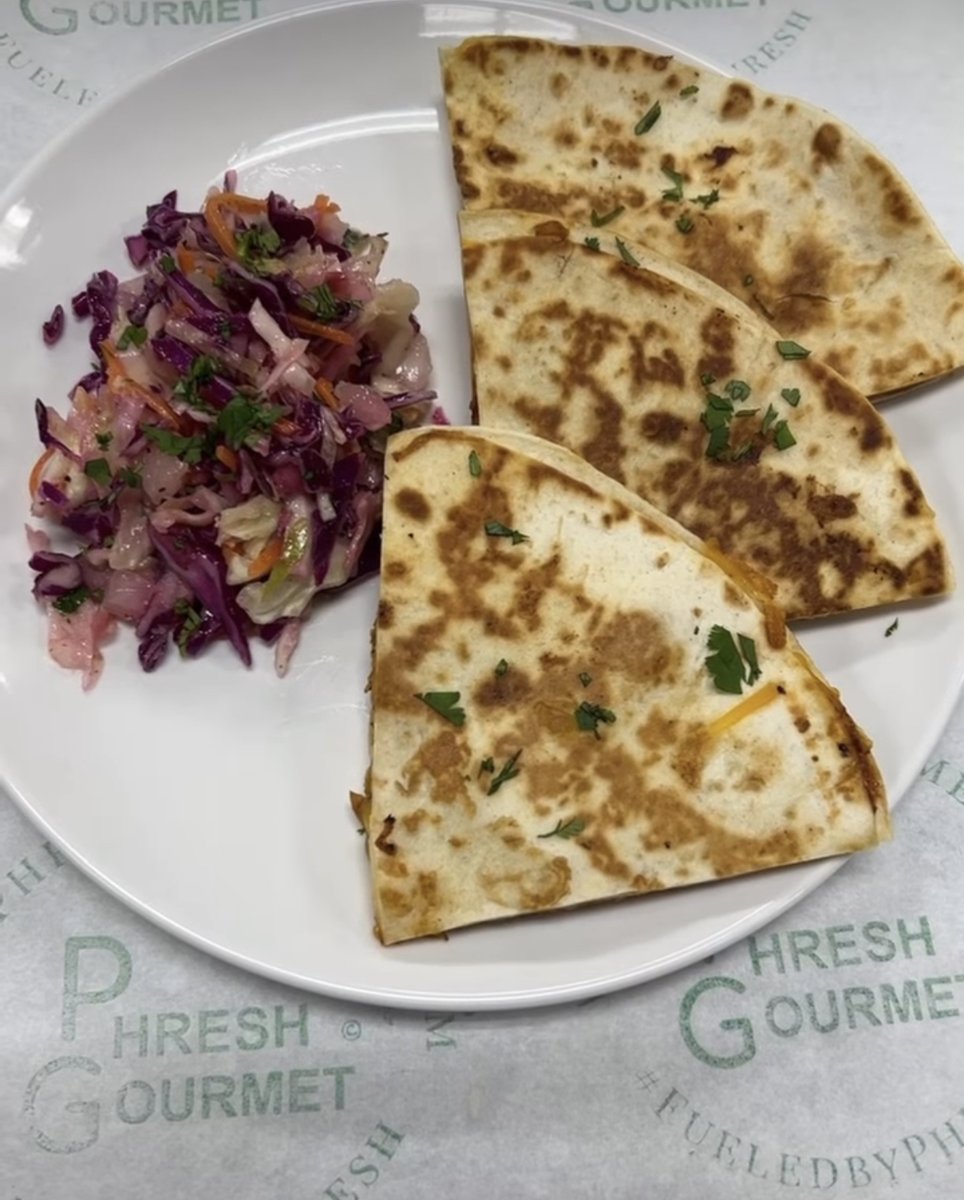 These BBQ Chicken Quesadillas with slaw from @phreshgourmet can be yours! Check out the rest of their menu online and order at phreshgourmet.com/shop.

📸: @phreshgourmet