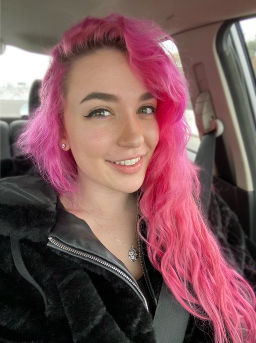 rainy days make me happy 🌧️💕 https://t.co/kVLcVKmVVZ