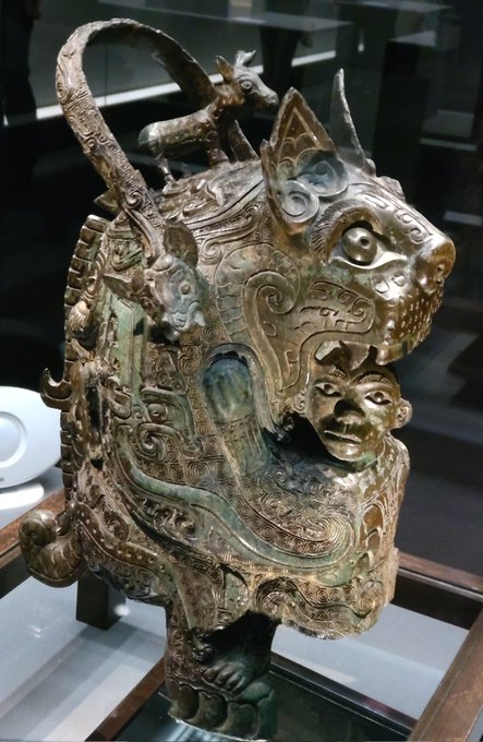 殷の青銅器は驚くほど緻密な造形と精度で作られているのですが、その首邑である大邑商ですら人口二万人程度らしいですから、その規模の中からこのような高度な工芸品が出てくるということに驚異の念を抱かずにはおれません。 