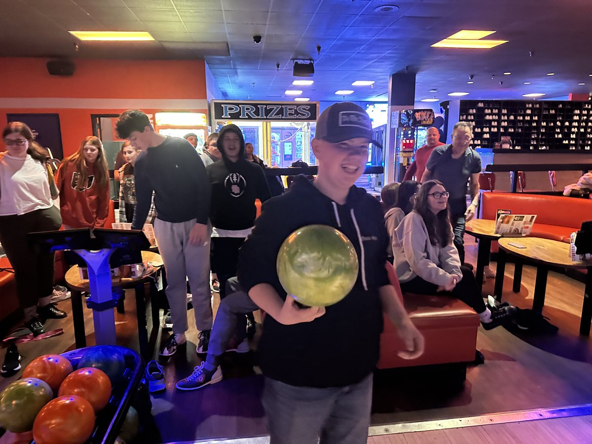 CUYHTSDC23's tweet photo. Bowlero! https://t.co/8PF5AfgzFh