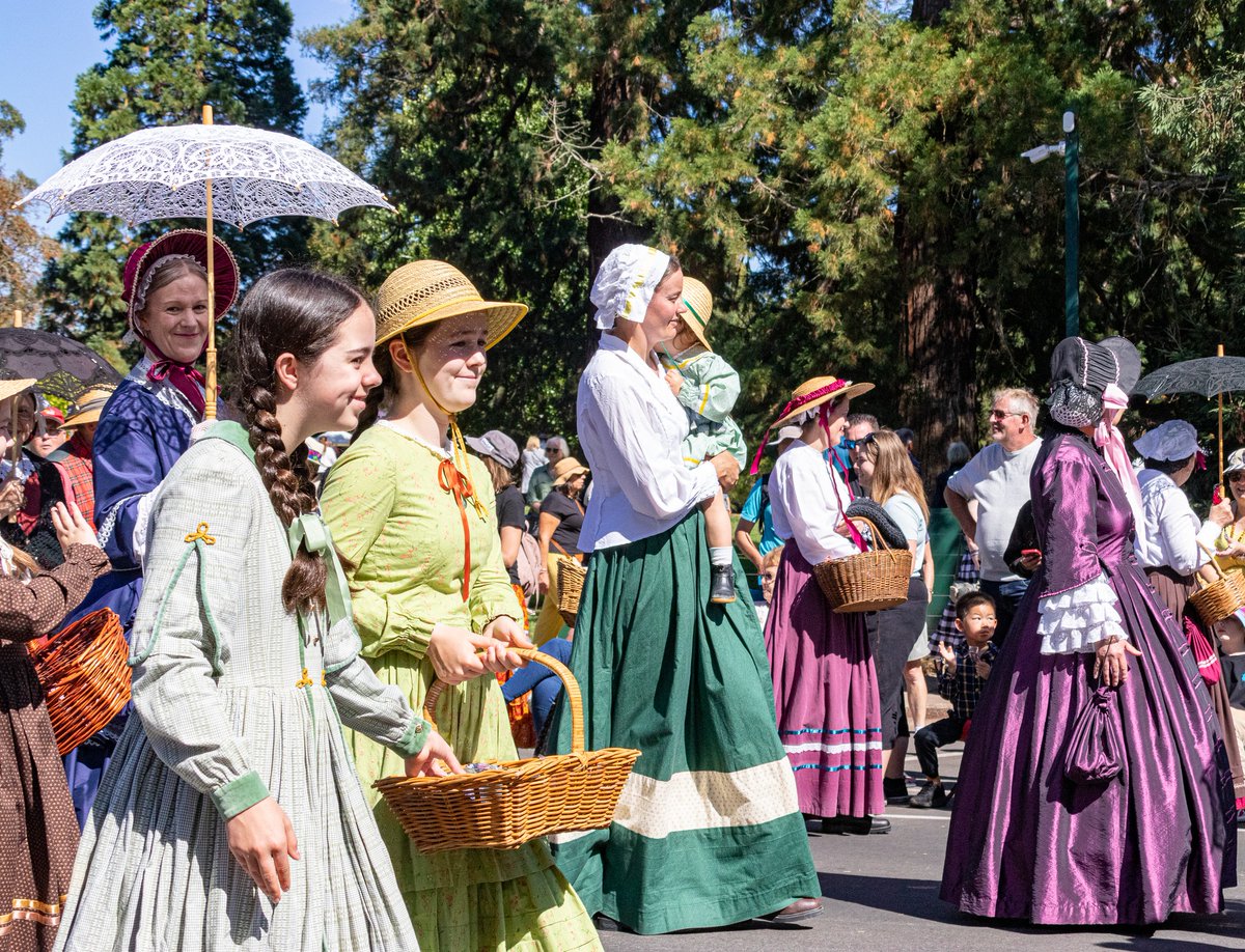 sovereignhill's tweet photo. We had a great time at the recent @cityofballarat Begonia Festival with our volunteers taking part in the main parade alongside our Redcoats &amp; horse team.

Find out more about our volunteer program: https://t.co/cibKCwoCMc https://t.co/YAKPa5vlG8