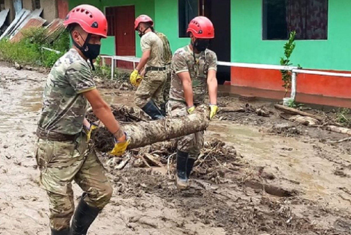 Estos son los momentos en los cuales las #FFAA son clave: sus capacidades deben enfocarse en salvar vidas. Porque nunca debe ponerse a un soldado frente a un peruano. Siempre debe estar a su lado. #emergencia #lluvias #Yaku