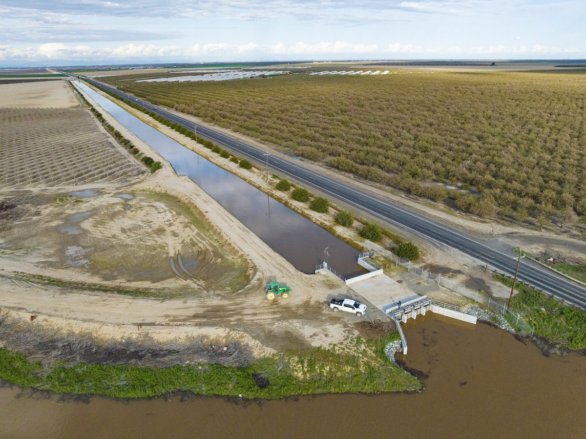 CA_DWR's tweet image. Groundwater recharge is a key strategy to improving #groundwater conditions throughout the State, and managing through climate-driven weather extremes, including prolonged drought and periodic intense storm events.