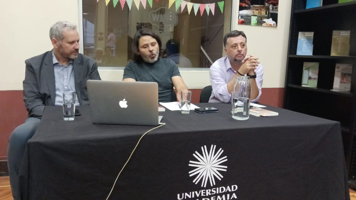 PoliticaUAHC's tweet photo. Hoy en @biblioacademia  se lanzó el libro “El Abismo Existencial De Occidente” de @AlbertoMayol @Catalonialibros Comentaron la publicación @alvaroramis rector @U_Academia y el politólogo y director d nuestra Rodrigo Gangas, puedes ver el lanzamiento👇
https://t.co/x5YgoKvvyp https://t.co/RtTiG6Ex6q