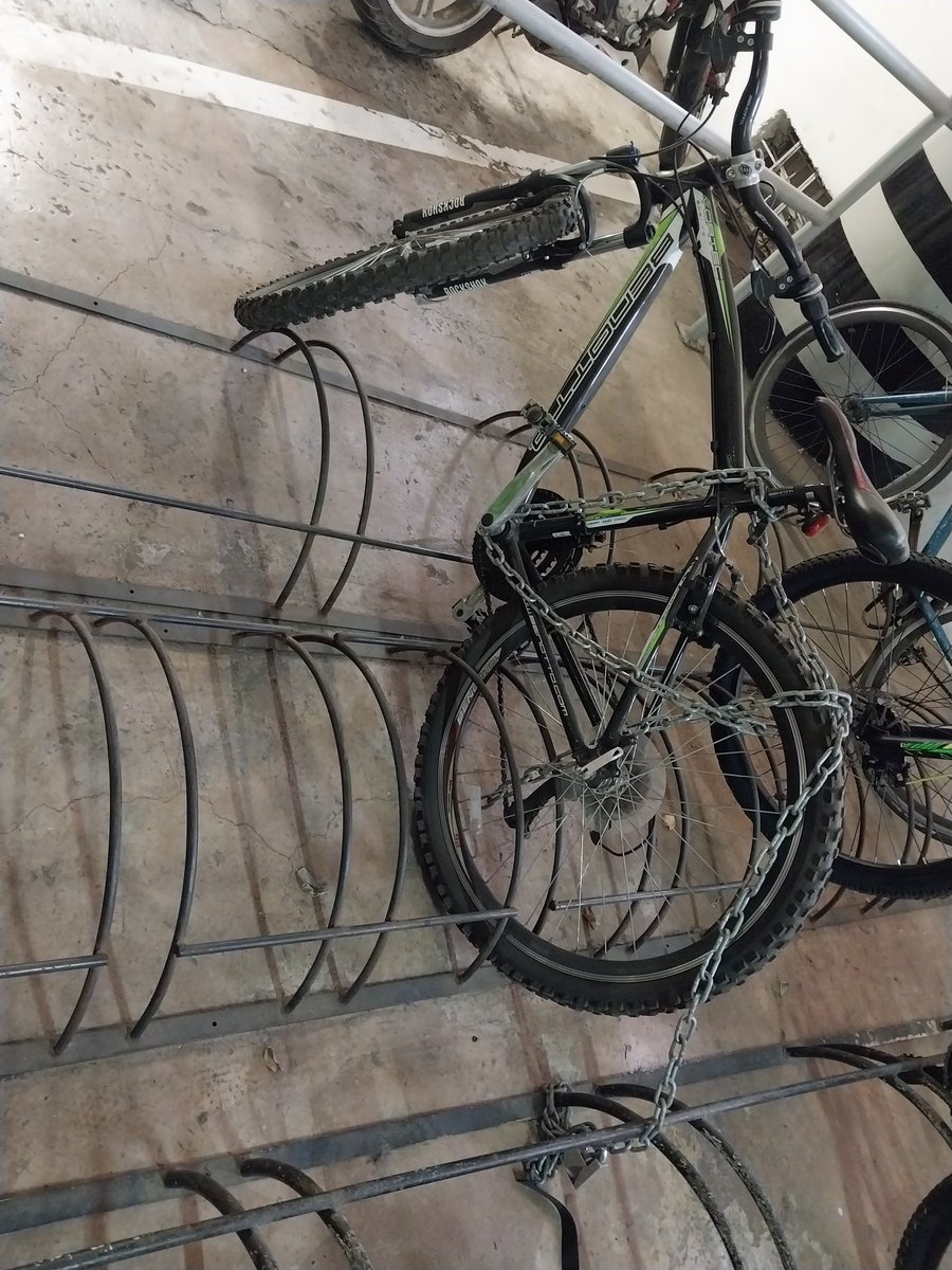 i_talina's tweet image. Banda ciclista, en el estacionamiento donde dejo mi bici en horario laboral hay  una  bici que  trajo un tipo (yo lo vi) 😑  y resulta que esta botada desde hace más de 1 mes por si alguien la reconoce #reporte #bicirobada #reporterobo #cdmx