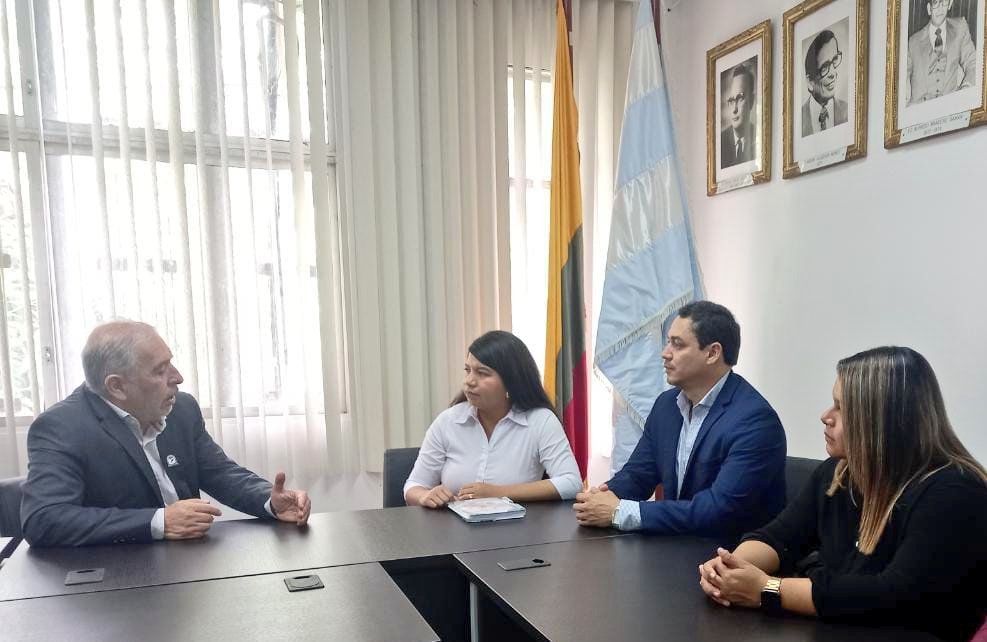 EmilyVeraA_'s tweet photo. Gracias a los directivos de las Facultades de Economía y Psicología de la @UdeGuayaquil por invitarnos a conocer los programas y proyectos que desarrollan en el marco de la Investigación y Vinculación con la sociedad.

@aquilesalvarez
@MashiRafael https://t.co/p0D0QnzcIW