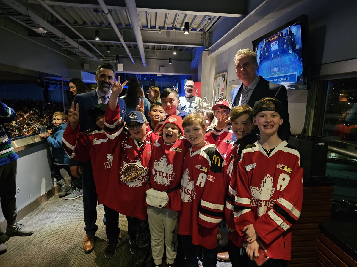 JeffLind20's tweet photo. @SatiarShah @imacSportsnet @Canucks Thank you for taking the time for our hockey kids! #weareallcanucks #rustlerpride @ridgemeadows #rustlernation U11 Thunder. What a great night to wrap up our season! https://t.co/SNkHpf63d4