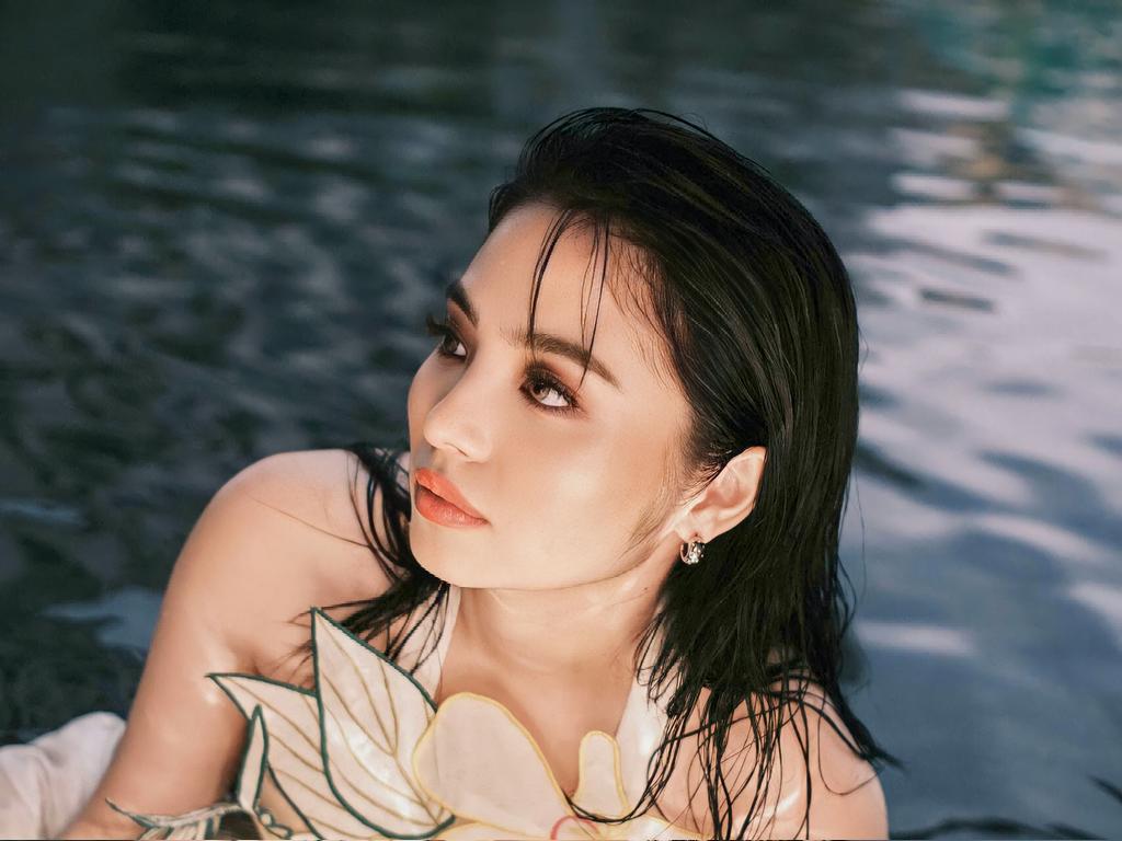 esespii's tweet photo. a goddess indeed.

Read here: https://t.co/nsAJ7ku7lR…
Order your copy at https://t.co/NPD2Oe5wxn

SHARLENExNYLON MARCH COVER https://t.co/VQ0MfPID3h