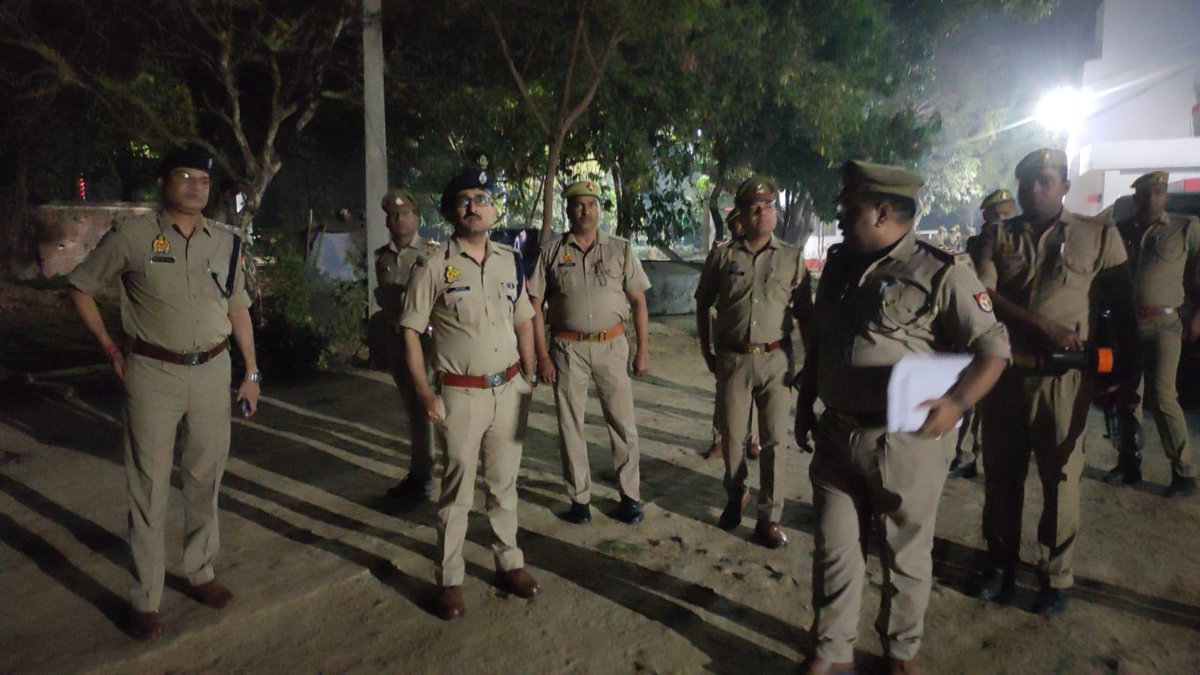 PKaptanganj's tweet photo. @PKaptanganj 
नवागत पुलिस अधीक्षक बस्ती श्री गोपाल कृष्ण चौधरी द्वारा रात में 11 बजे थाना कप्तानगंज का किया गया औचक निरीक्षण। 
@bastipolice @digbasti @PKaptanganj @Uppolice https://t.co/Q8W7pBYpPN