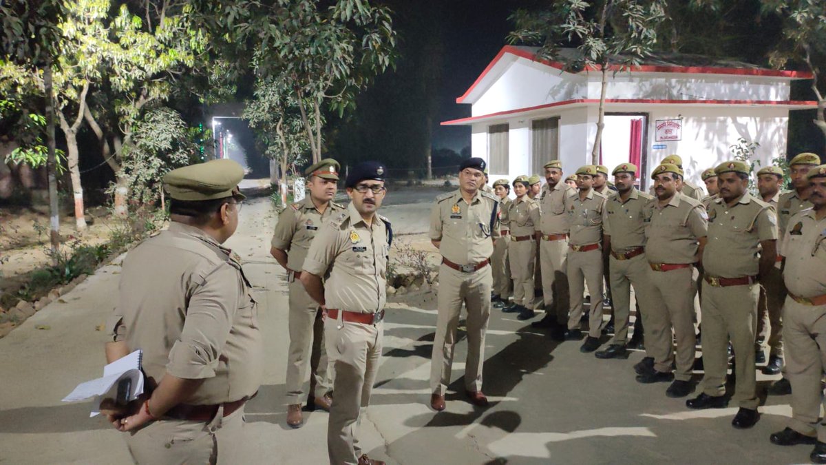 PKaptanganj's tweet photo. @PKaptanganj 
नवागत पुलिस अधीक्षक बस्ती श्री गोपाल कृष्ण चौधरी द्वारा रात में 11 बजे थाना कप्तानगंज का किया गया औचक निरीक्षण। 
@bastipolice @digbasti @PKaptanganj @Uppolice https://t.co/Q8W7pBYpPN