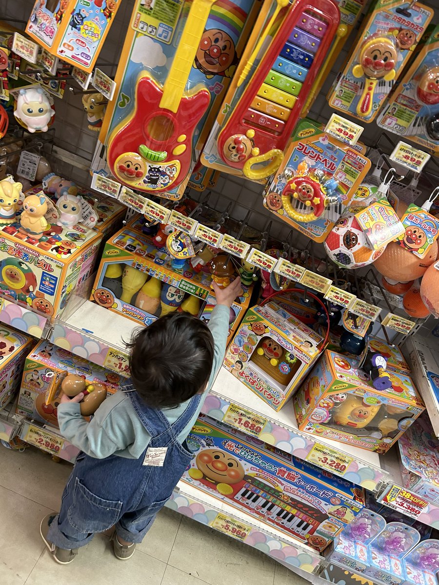 Babyr0923's tweet photo. めちゃくちゃ歩き回ってたのに
アンパンマン見つけた途端止まって
しっかり買い物してた🛒｡･*（笑）
可愛すぎた🤦🏻‍♀️💓 https://t.co/DkliVjoH49