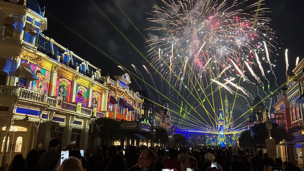 Blog_Mickey's tweet photo. It's amazing to have Happily Ever After returning to Magic Kingdom April 3rd! All-new Main Street projections will enhance the show https://t.co/Q1hdxbNni5