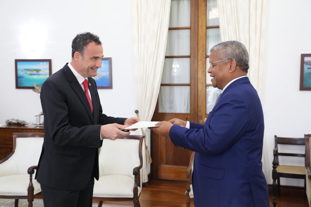 A true honour to present my credentials yesterday to Seychelles President Wavel Ramkalawan. Great discussion on the challenges facing SIDs, collaboration on maritime security &amp; the international rules based order. We agreed to roll up our sleeves to grow the 🇨🇦🇸🇨 relationship.