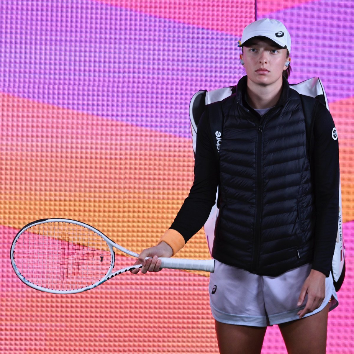 travel__Sports's tweet image. 💥 1GA BREAKS  ❣️

The Ultra-reliable #bulletProofVest is 🔛 2night &apos;cause Emma came to play  😉

💪 @iga_swiatek  🎾  #TennisParadise 🌴