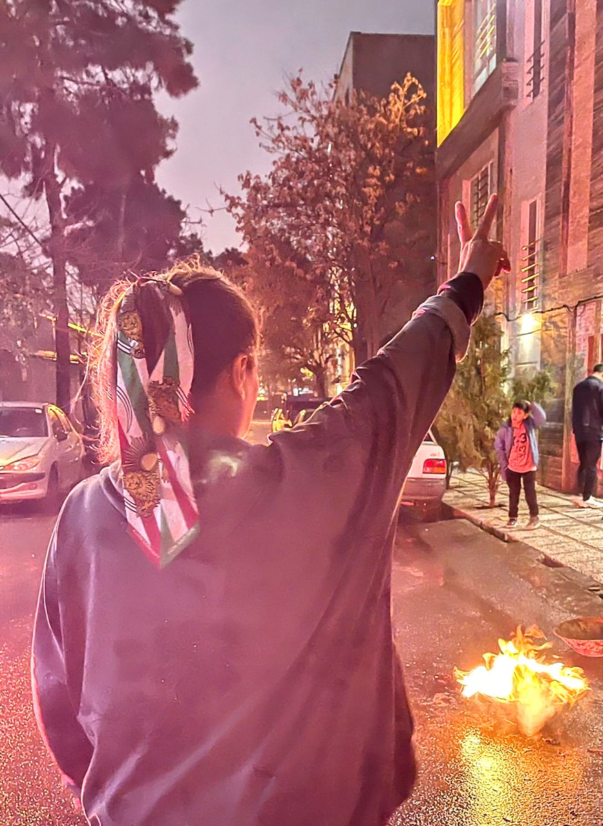 عکس منتخب چهارشنبه سوری
پرچم شیر و خورشید، روز به روز فراگیرتر می‌شود.
#انقلاب_ملی